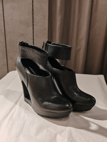 BCBG shoes
